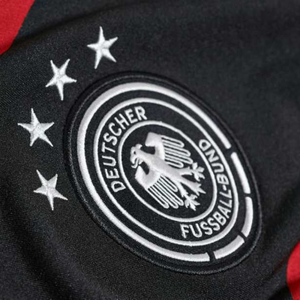 Das neue 4-Sterne DFB Trikot von Deutschland